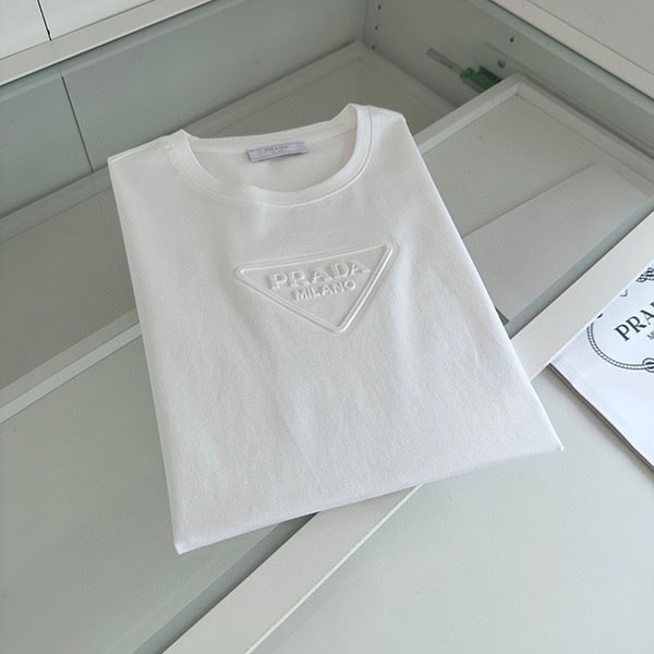 プラダ 胸元立体エンボスエンボスロゴ Tシャツ 偽物 pub12238